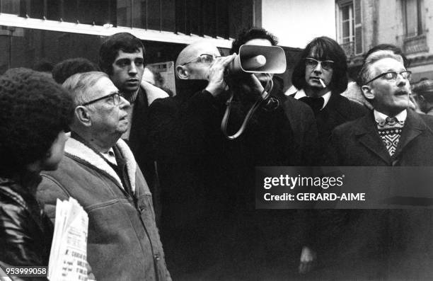 Jean-Paul Sartre Michel Foucault et Andre Gluksmann lors d'une manifestation a Paris en France, en 1969.