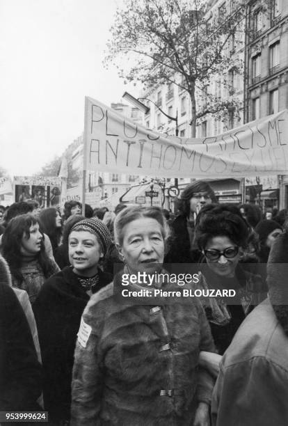 Simone DE BEAUVOIR in an MLF demonstration, between Republique and Nation. 19711100 Paris: Simone DE BEAUVOIR dans une manifestation du MLF entre la...