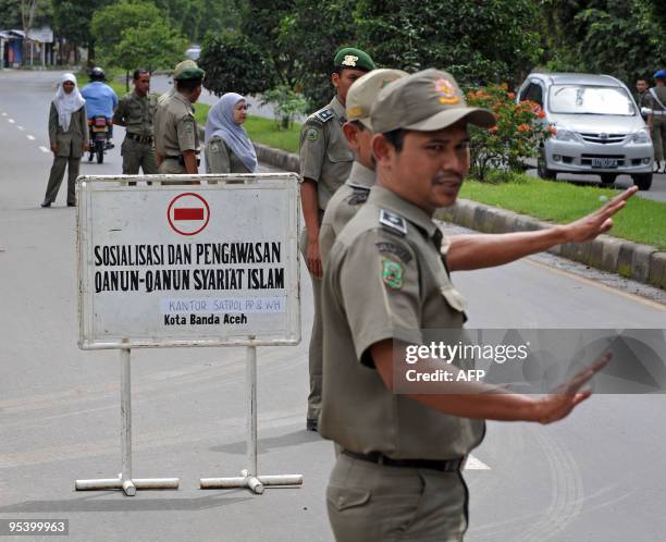 Indonesia-Islam-police-rights-Aceh,FEATURE by Jerome Rivet This photo taken on December 2, 2009 shows a team of Aceh sharia police manning a...