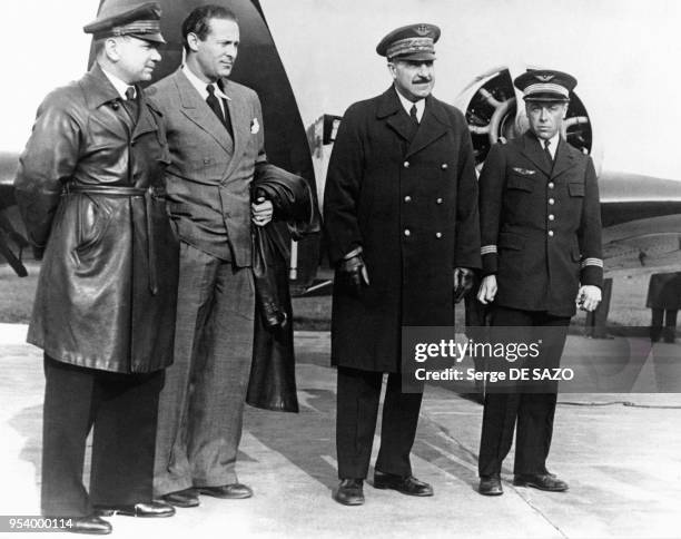 Le général Victor Denain avant son départ pour Rome, avec les aviateurs Maurice Rossi et Jean Mermoz, à Paris, en France, le 9 mai 1935.