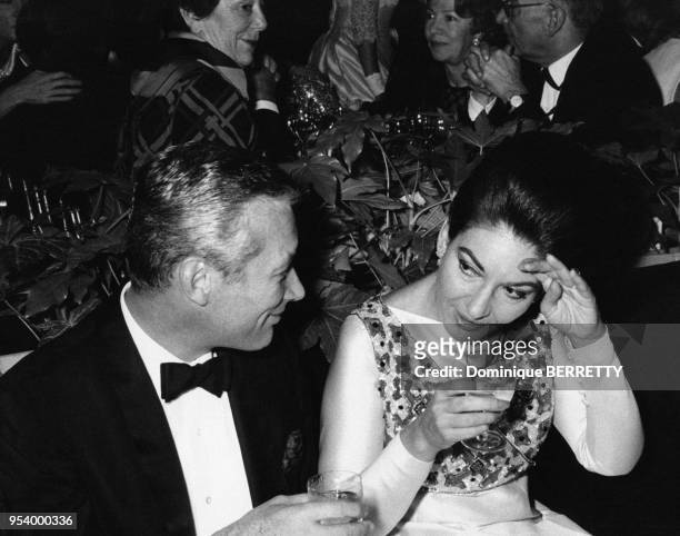 La chanteuse grecque Maria Callas en compagnie du journaliste Sandy Bertrand lors du 75è anniversaire du restaurant ?Maxim's? à Paris, en 1967,...