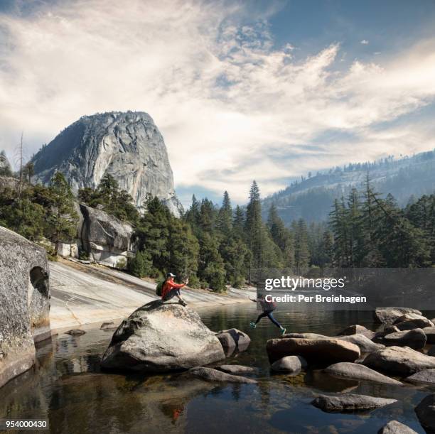 mother photographing daughter by emerald pool above vernal falls_yosemite - yosemite stock-fotos und bilder