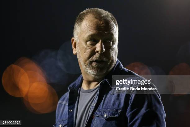 Head coach Mano Menezes of Cruzeiro looks on during a match between Vasco da Gama and Cruzeiro as part of Copa CONMEBOL Libertadores 2018 at Sao...