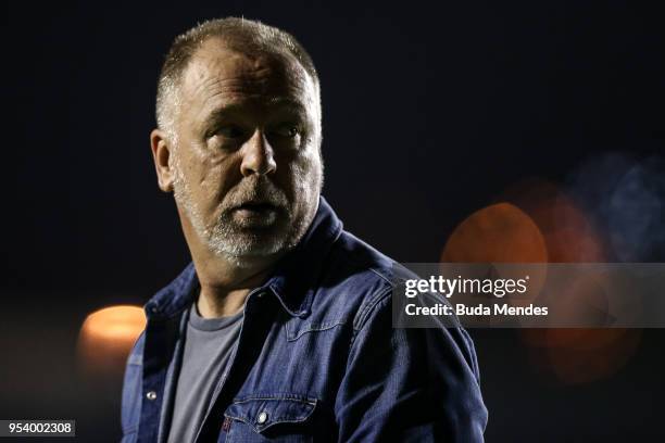 Head coach Mano Menezes of Cruzeiro looks on during a match between Vasco da Gama and Cruzeiro as part of Copa CONMEBOL Libertadores 2018 at Sao...