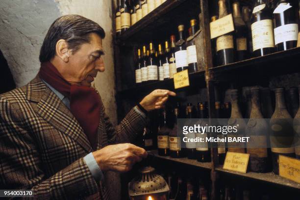 Claude Terrail, maître de maison de ?La Tour d'Argent?, dans la cave de son restaurant, à Paris, en octobre 1982, France.