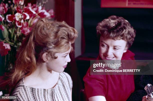 Les actrices française Brigitte Bardot et Odette Joyeux pendant un séance de dédicades du livre ?La Mariée ingénue?, à Paris, en 1956, France.