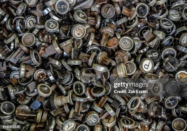 typewriter keys - schreibmaschinentaste stock-fotos und bilder