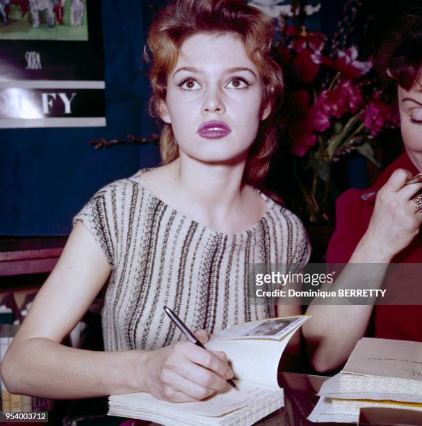 Actrice française Brigitte Bardot pendant un séance de dédicades du livre ?La Mariée ingénue? d'Odette Joyeux, à Paris, en 1956, France.