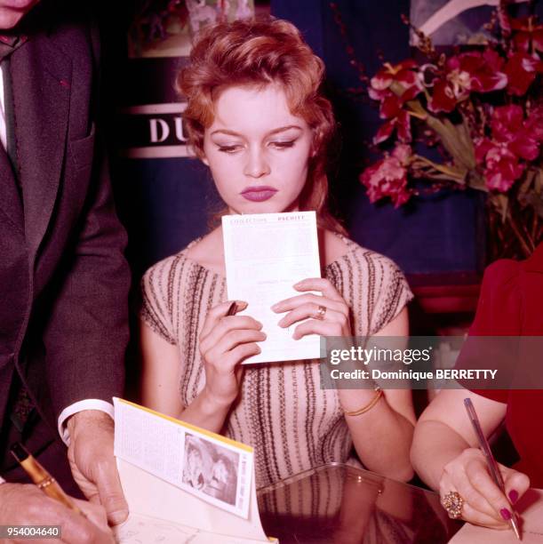 Actrice française Brigitte Bardot pendant un séance de dédicades du livre ?La Mariée ingénue? d'Odette Joyeux, à Paris, en 1956, France.