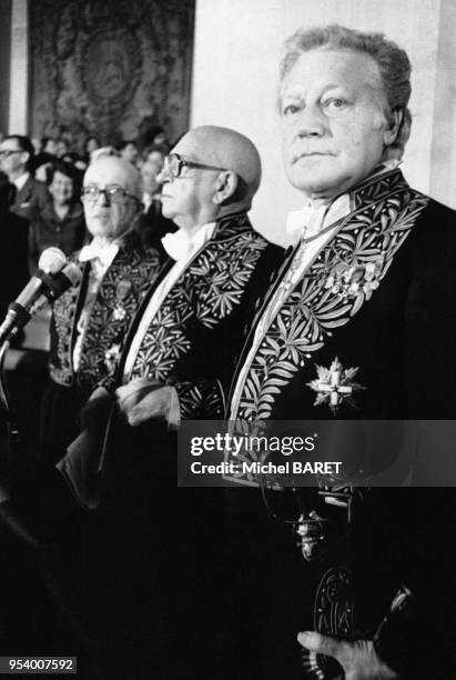 Le politicien Edgar Faure et l'écrivain Maurice Druon, en tenue d'académicien lors d'une cérémonie del'Académie Française, à Paris, en France.