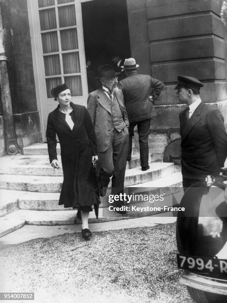 La physicienne et Prix Nobel de chimie française Irène Joliot-Curie, ministre de la Recherche Scientifique du gouvernement Blum, et Pierre...