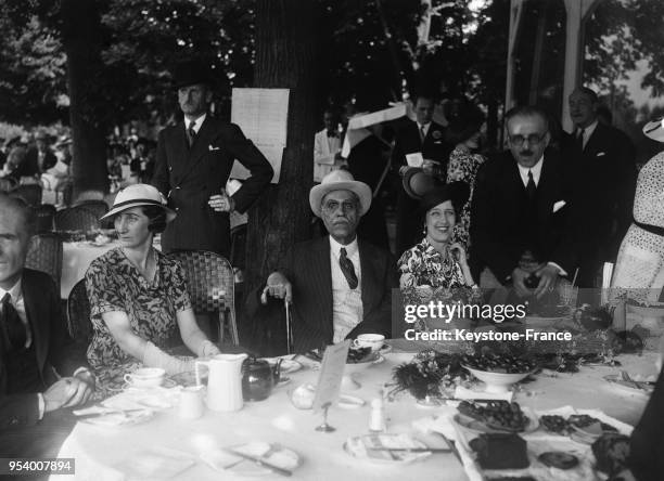 Le Maharaja de Kaputarlha photographié à la terrasse d'un café du Bois de Boulogne, à Paris, France en 1935.