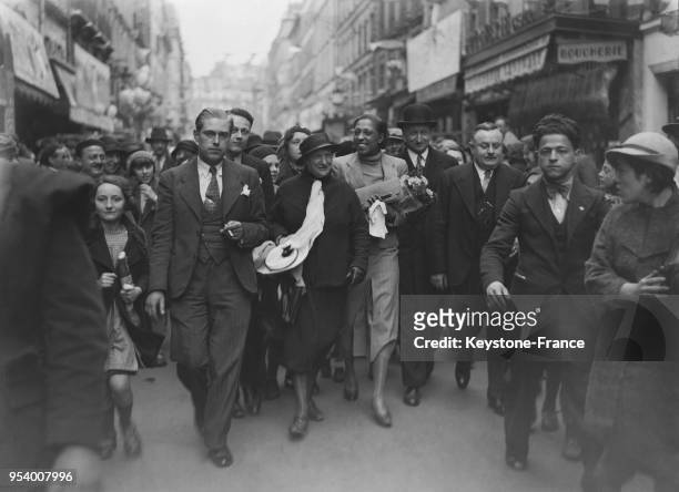 Madame Duchoisel et Joséphine Baker se rendant à la distribution de pot-au-feu pour les chômeurs, à Paris, France le 8 mai 1935.