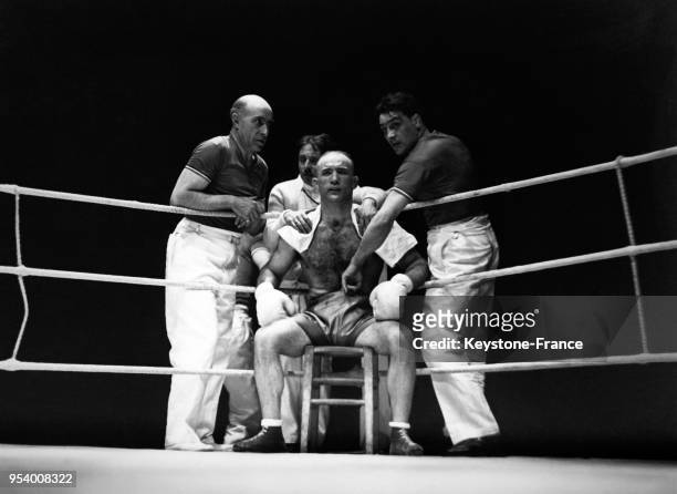 Le boxeur français Marcel Thil entouré de son équipe lors d'une pause pendant son match contre Gorilla Jones le 11 juin 1932 à Paris, France.
