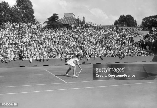 La joueuse de tennis américaine Pauline Betz pendant la finale du tournoi de Roland-Garros à Paris, France en 1946.