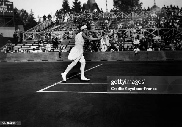 Cilly Aussem sur le court du stade Roland-Garros à Paris, France en 1928.