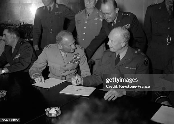 Le général britannique Montgomery et le général américain Eisenhower mettent en place l'organisation du quartier général du commandement allié de...