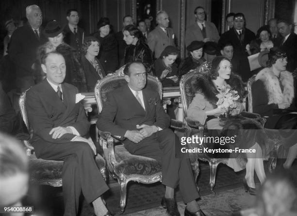 Mariage de Douglas Fairbanks et Lady Sylvia Ashley avec leurs témoins l'ambassadeur des Etats-Unis Jesse Strauss et Elisabeth Godet, à la mairie du...
