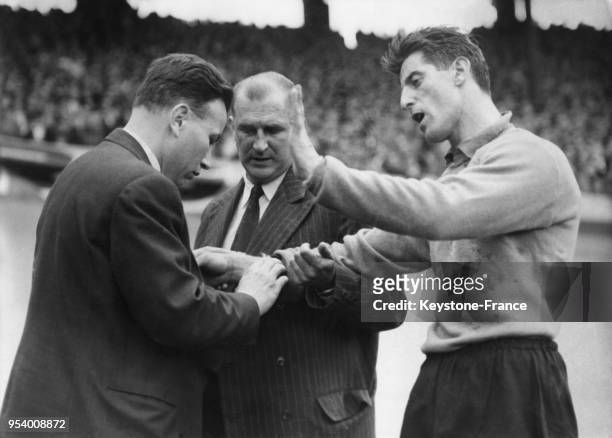 René Vignal a été blessé lors du match de football Stade français -Racing au parc des princes à Paris, France, le 6 juin 1954.