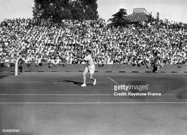 Le joueur français de tennis Marcel Bernard pendant la finale du tournoi de Roland-Garros à Paris, France en 1946.