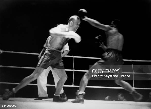 Le boxeur français Marcel Thil affronte sur le ring le boxeur Gorilla Jones pour le titre de champion du monde des poids moyens le 12 juin 1932 à...