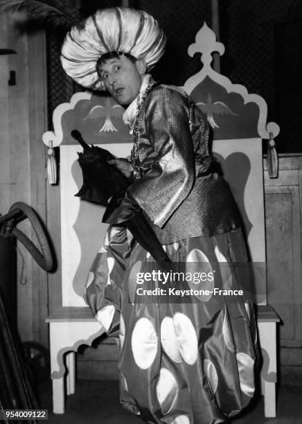 Bourvil dans le rôle du 'Maharadjah' dans l'opérette de Jean-Jacques Vital au Théâtre de l'Alhambra à Paris, France en 1947.