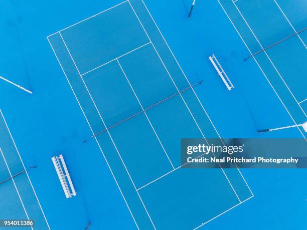 blue tennis hardcourt - tennis court foto e immagini stock