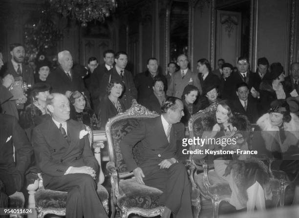 Mariage de Douglas Fairbanks et Lady Sylvia Ashley avec leurs témoins l'ambassadeur des Etats-Unis Jesse Strauss et Elisabeth Godet, à la mairie du...