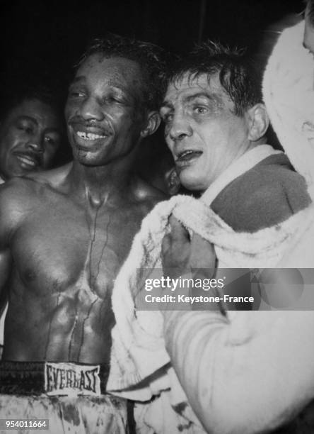 Le boxeur noir américain Sandy Saddler pose à côté de Ray Famechon qu'il vient de vaincre sur le ring au Palais des Sports, circa 1930 à Paris,...