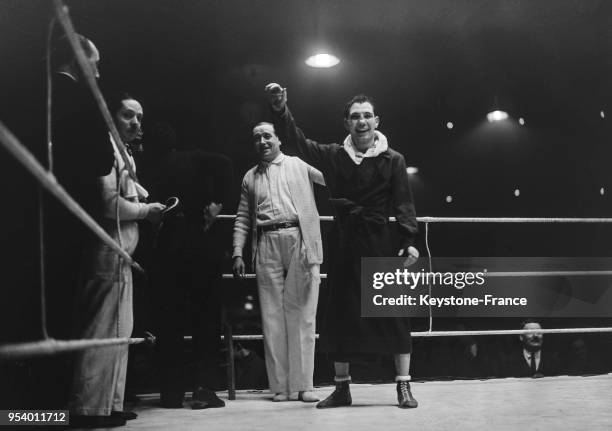 Le boxeur français Holtzer heureux après sa victoire sur le ring du Palais des Sports à Paris, France le 10 février 1935.