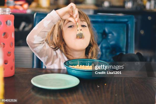 ochtendmaaltijd - cereal bowl stockfoto's en -beelden