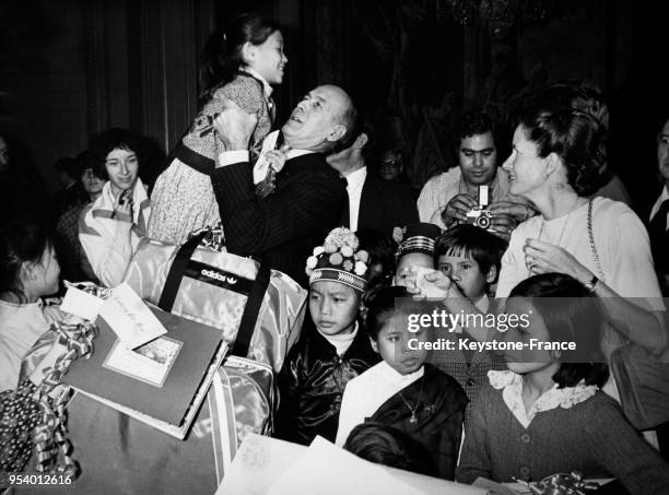 Le Président Giscard d'Estaing et son épouse Anne-Aymone Giscard d'Estaing avec des enfants pour la fête de Noël au palais de l'Elysée, à Paris,...