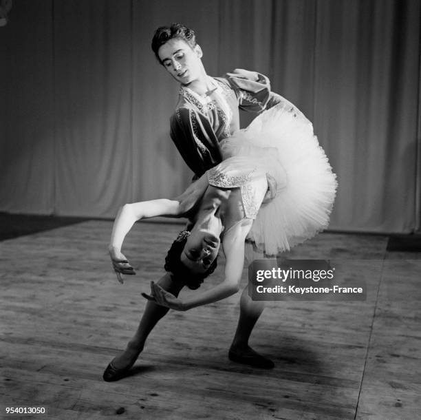 Serge Golovine et Belinda Wright pendant une répétition du grand ballet de Jorge Cuevas Bartholin au théâtre Sarah Bernardt, à Paris, France, le 2...