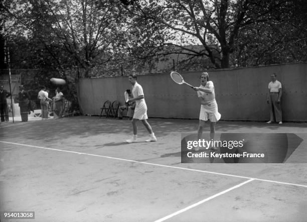 Pendant le double mixte, les joueurs Austin et Stammers à l'action, au stade Roland-Garros à Paris, France en mai 1936.