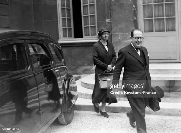 Irène Joliot-Curie et Jean Zay sortant du Conseil de cabinet, à Paris, France en juin 1936.