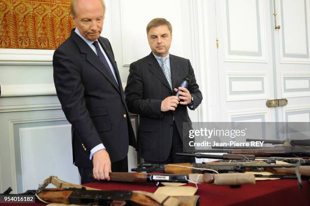 Brice Hortefeux avec Christian Flaesch présente aux journalistes des prises d'armes et des saisies de drogues le 6 juillet 2006 à Paris, France.