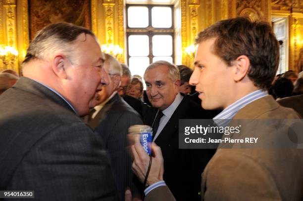 Gérard Larcher avec Jean-Pierre Raffarin au Sénat le jour de son élection le 1 octobre 2008 à Paris, France.