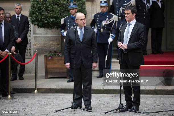 Passation de pouvoirs au ministère de l'intérieur entre Manuel Valls et Bernard Cazeneuve Paris le 2 avril 2014.