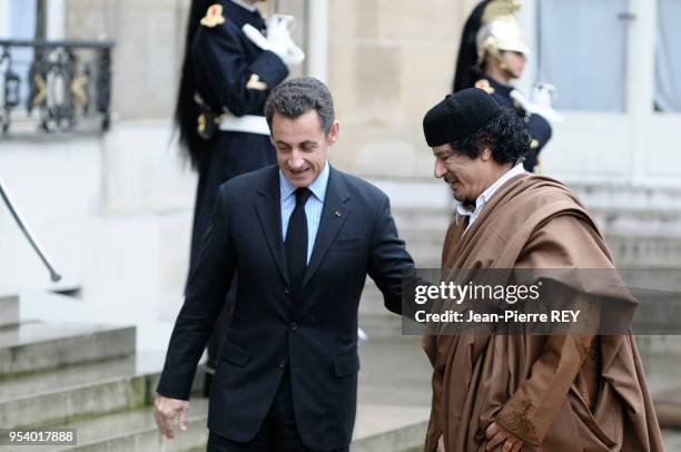 Mouammar Kadhafi est reçu au Palais de l'Elysée par Nicolas Sarkozy à Paris le 10 décembre 2007, France.