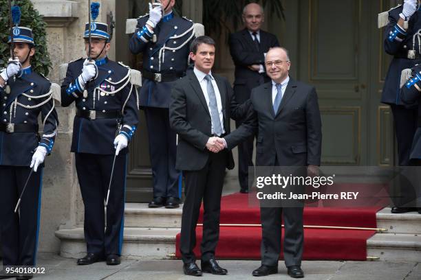 Passation de pouvoirs entre Manuel Valls et Bernard Cazeneuve au ministère de l'intérieur le 2 avril 2014 à Paris , France.