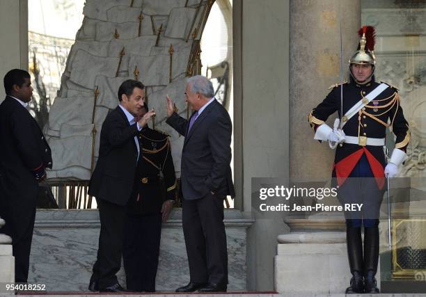 Nicolas Sarkozy serre la main de Dominique Strauss-Kahn à la fin de leur rencontre à l'Elysée le 4 octobre 2008 à Paris, France.