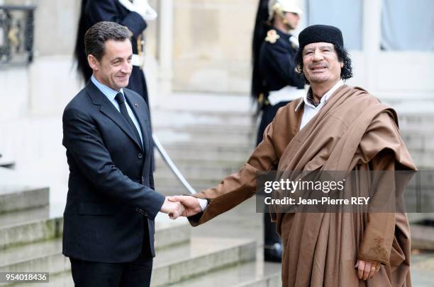 Mouammar Kadhafi est reçu au Palais de l'Elysée par Nicolas Sarkozy à Paris le 10 décembre 2007, France.