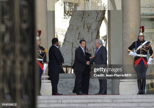 Nicolas Sarkozy serre la main de Dominique Strauss-Kahn à la fin de leur rencontre à l'Elysée le 4 octobre 2008 à Paris, France.