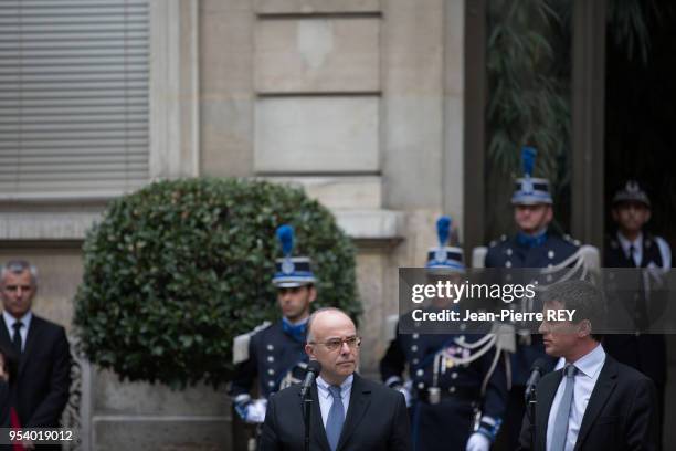 Passation de pouvoirs entre Manuel Valls et Bernard Cazeneuve au ministère de l'intérieur le 2 avril 2014 à Paris , France.