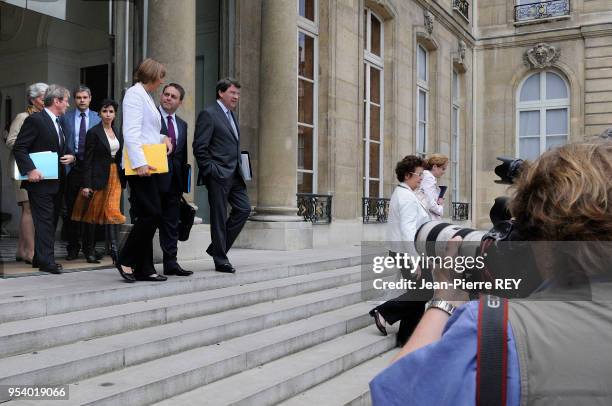 Les ministres à la fin du conseil sur le péron de l'Elysée le 11 juin 2008 à Paris, France.