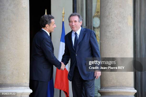 François Bayrou dans la cour du Palais de l'Elysée est reçu par le président de la République Nicolas Sarkozy le 11 juin 2009 à Paris, France.