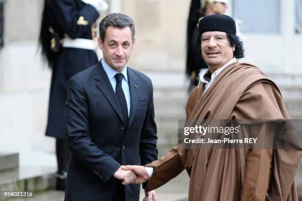 Mouammar Kadhafi est reçu au Palais de l'Elysée par Nicolas Sarkozy à Paris le 10 décembre 2007, France.