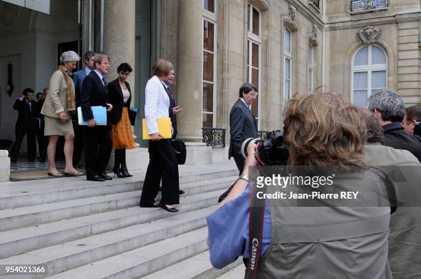 Les ministres à la fin du conseil sur le péron de l'Elysée le 11 juin 2008 à Paris, France.