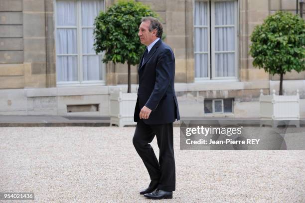 François Bayrou dans la cour du Palais de l'Elysée est reçu par le président de la République Nicolas Sarkozy le 11 juin 2009 à Paris, France.