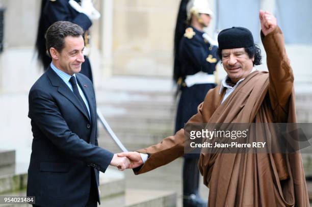 Mouammar Kadhafi est reçu au Palais de l'Elysée par Nicolas Sarkozy à Paris le 10 décembre 2007, France.